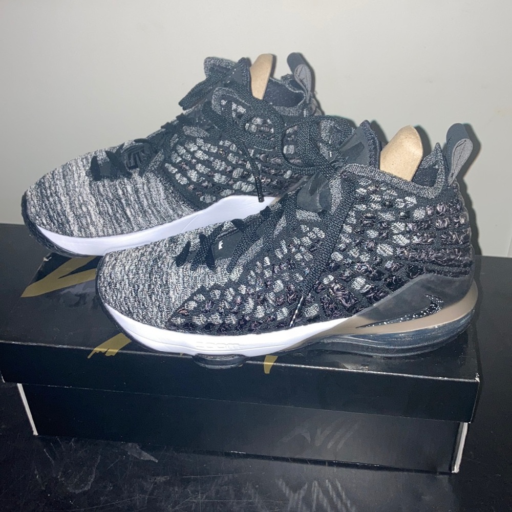 Basketball shoes